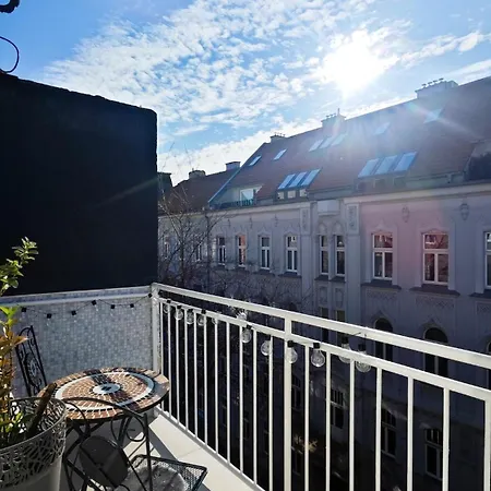 Old Town W Balcony Only 5 Min Danube River Apartment Pressburg