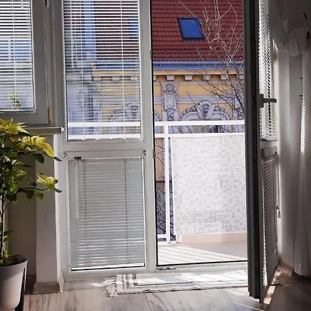 Apartment Old Town W Balcony Only 5 Min Danube River